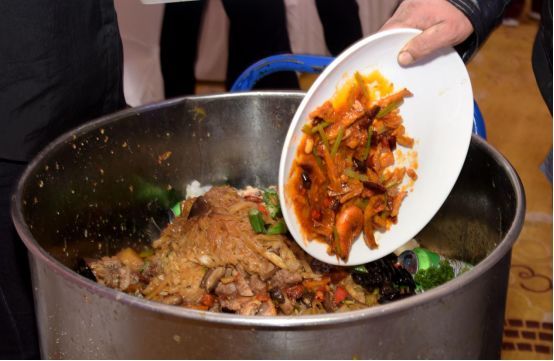 触目惊心记者暗访巴彦淖尔部分饭店食物浪费现象又见端倪