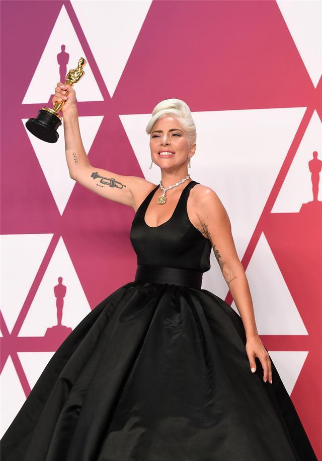 ladygaga不愧是时尚教主浮夸鎏金衬衫配背带裤走路带风帅呆了