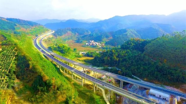 乐百高速公路今日正式通车南宁至乐业只需4个半小时左右