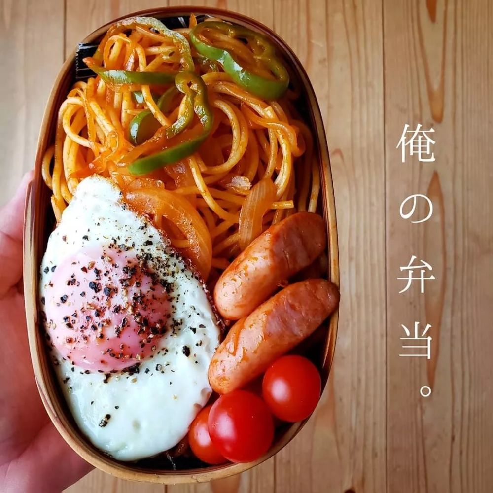 他给自己做的便当 让人看着也很馋 那叫一个分量十足 一大早就看饿了