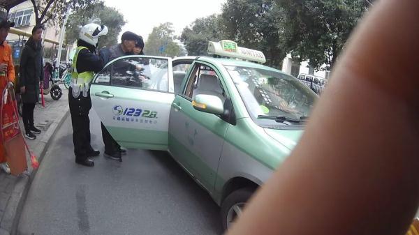 王银均随即拦下一辆出租车,李伟帆陪同老人坐上租车,而自己驾驶警用