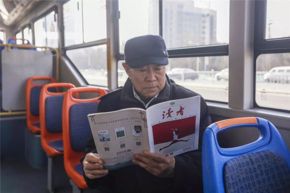 烟台"一路书香流动驿站"启动,公交车上也能读书啦!