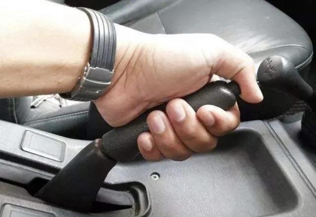 手刹只知道一把拉到底那你就大错特错了