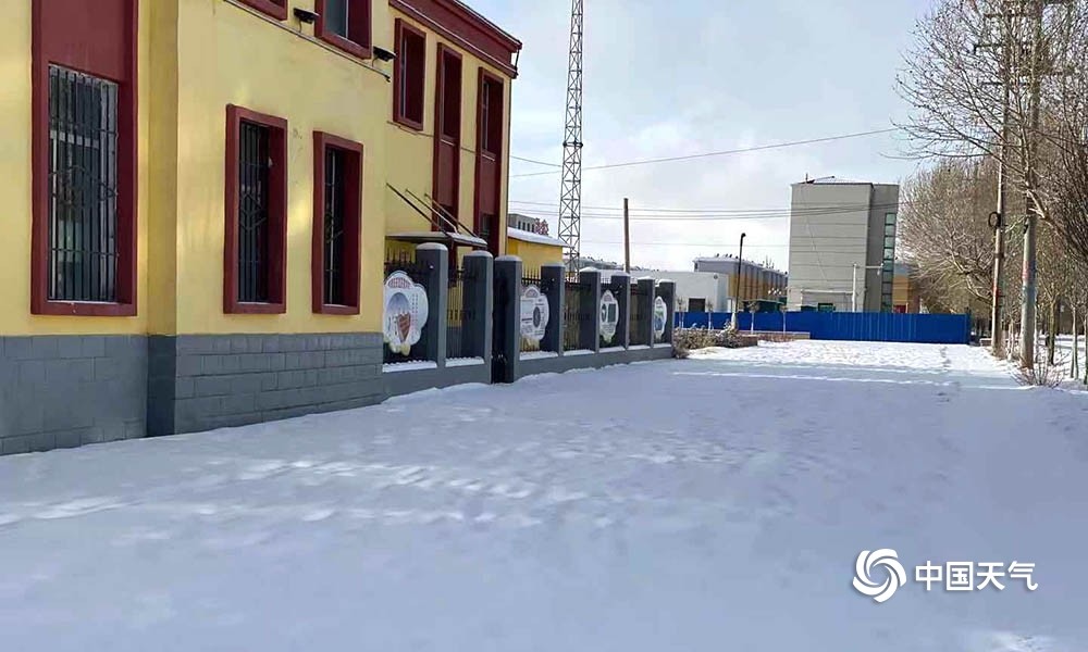 图为大柴旦气象站雪后一角.(图/文 田潮 赵海梅)