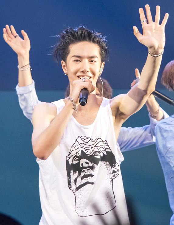 王一博不藏了,穿背心秀"雪肌线",这个腋窝完美的像艺术品