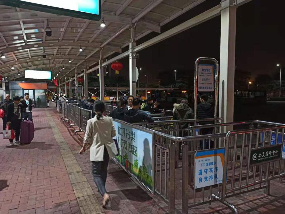 深夜探营广州南站通宵公交出租车送你回家