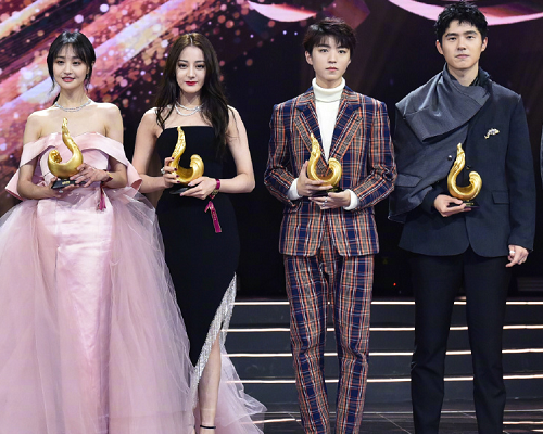 有种"避嫌"叫热巴,宁愿挤郑爽,也要和王俊凯保持距离