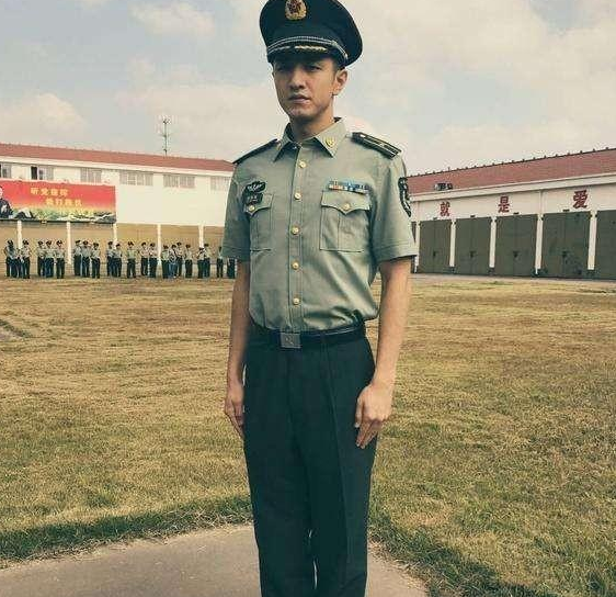 男星军装style,陈伟霆朱一龙李易峰钟汉良杨洋,帅的各有千秋