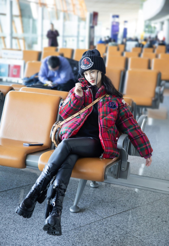 黄圣依3万5包配2万外套颜值在线身材超棒