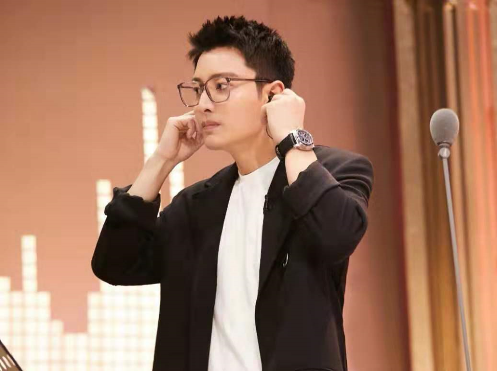 贾乃亮年会造型曝光!时隔16年重现古装扮相,英姿飒爽获一众好评