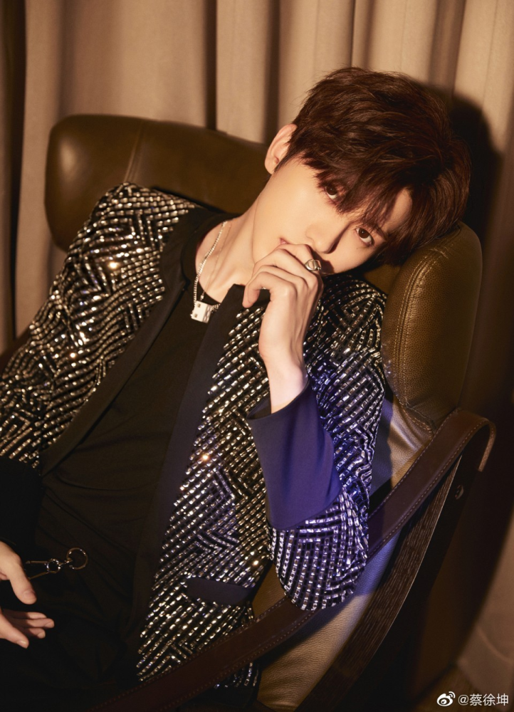 蔡徐坤现身快本大棉拖背带裤还玩纸飞机22岁也是大男孩