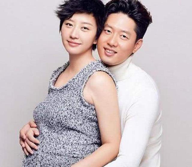 他曾是姚晨的前夫,饰演洪世贤而大火,如今事业爱情双丰收