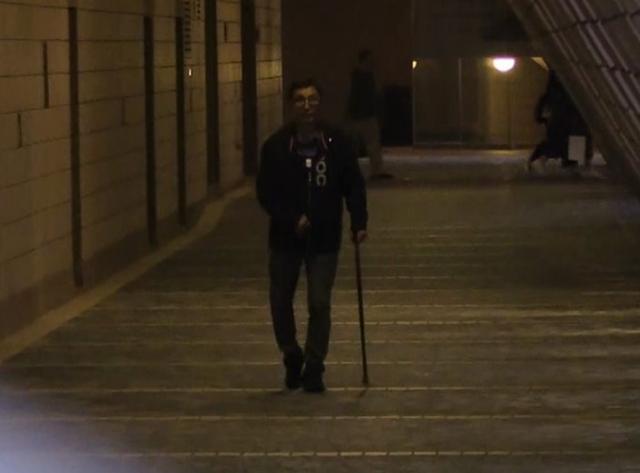 70岁老戏骨刘松仁疑似中风?拄拐走路姿势僵硬