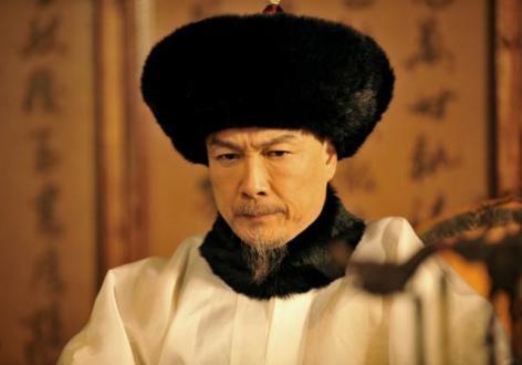 70岁老戏骨刘松仁疑似中风?拄拐走路姿势僵硬