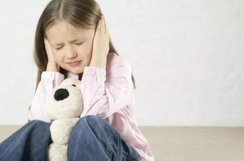 过年到处都是鞭炮声,小宝宝害怕咋办?正确应对,宝宝会更勇敢