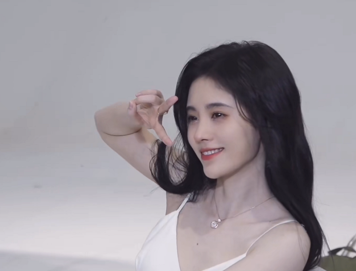 鞠婧t大胆挑战"牛奶液体裙",躺下的那一瞬间:是心动没错了