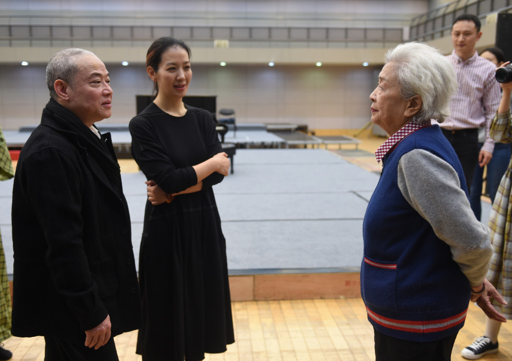 王玮,卢芳等演绎,李六乙导演话剧《二月》首演,舞台设计有深意