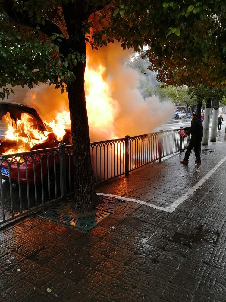 一私家车冒烟着火,公交职工拎起灭火器冲了上去!