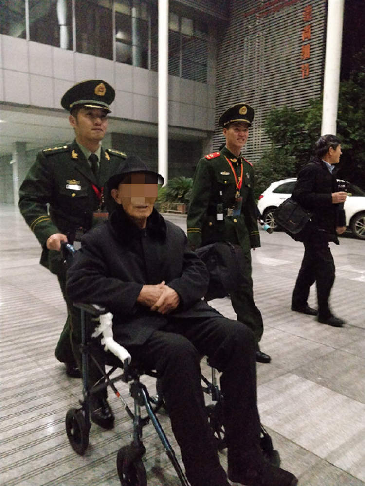 铁路上海站将迎小年夜返程高峰武警执勤同时上演寻人记