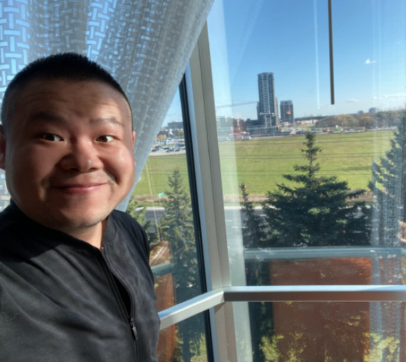 岳云鹏被网友p图与靳东撞衫,粉丝质问谁这么过分?小岳岳的回应亮了