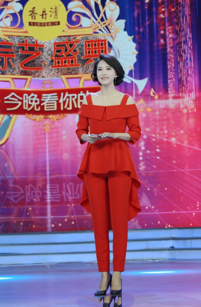 央视名嘴张蕾气质惊艳穿红色挖肩上衣配小脚裤美得高级优雅