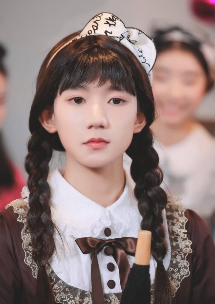 《青春有你2》女选手撞脸王源,但对比王源女装,输得好惨!