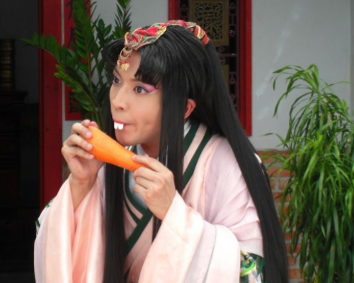 因为这个角色和他以前演的都不太一样,是一个兔子精,平时非常喜欢吃胡