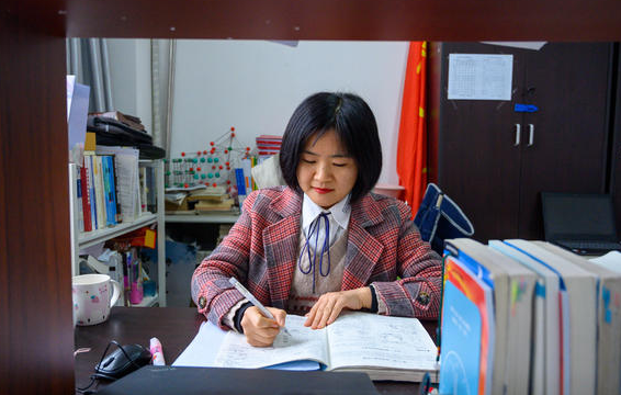 你可曾见过,他们披星戴月起床,出门时家人还在睡梦中,回家时小区都已