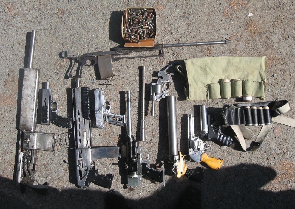 俄罗斯军警在车臣缴获的自制枪械,机匣打满铆