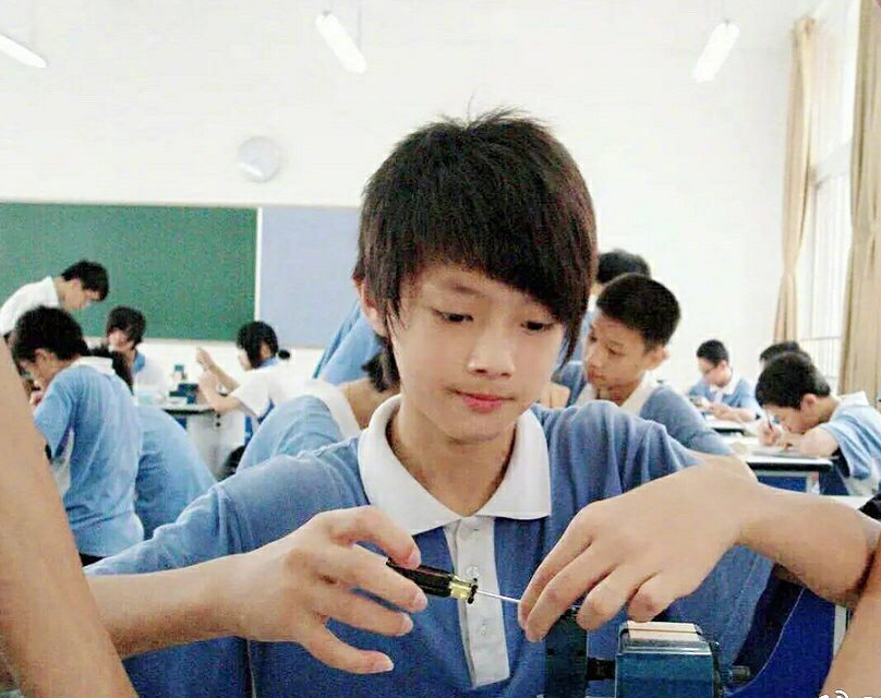 许凯初中上课照被扒出同学都是高颜值只有他被赞最清秀