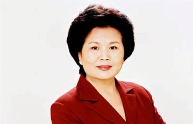 赵忠祥搭档邢质斌罕见旧照,两人几乎同时退休,72岁的她安度晚年