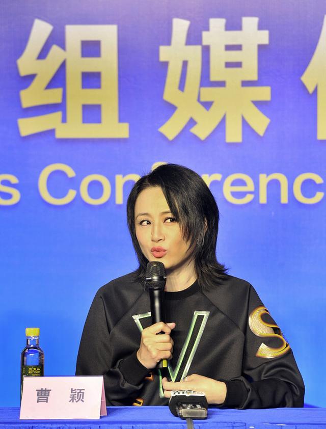 她曾是央视主持人成名后嫁给龙套丈夫如今孩子8岁仍冻龄