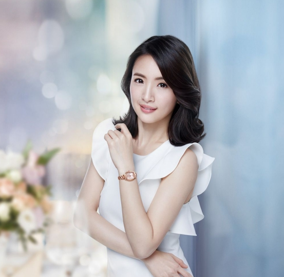 5岁父母离异,19岁靠拍戏还债百万,23岁立遗嘱,如今幸福美满