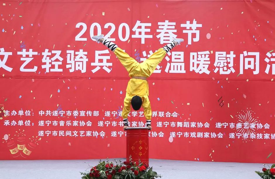 杂技表演《钻桶》