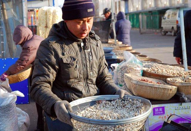 过年为啥要吃瓜子,农村老人说叫"嗑穷",但吃起来真上瘾_腾讯新闻