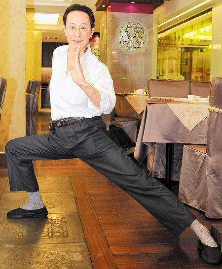 关海山66岁儿子关聪街头卖xo酱生活自在,退圈24年长居台北至今未婚