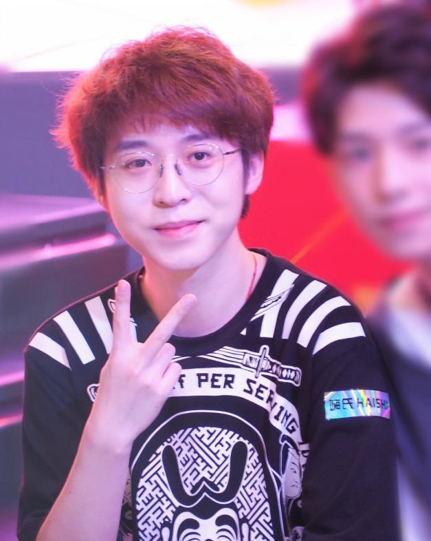 嗨氏最疯狂女粉丝到底多刚穷到每天吃泡面也要每月给嗨氏刷6千