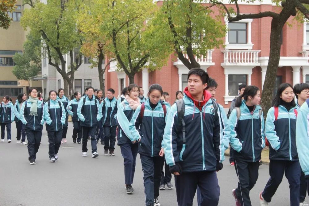 宋兵超老师还邀请上师大附中学闵行分校的师生们前往我校新食堂品味