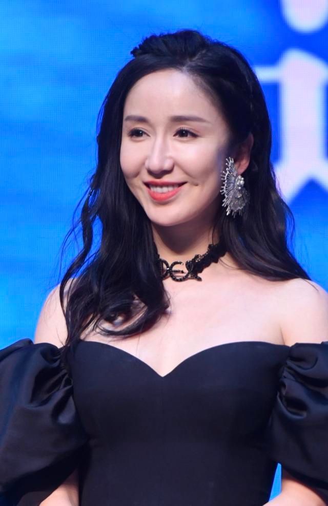 娄艺潇生图满脸尴尬,一点胶原蛋白都没有,反倒是褶子很多!