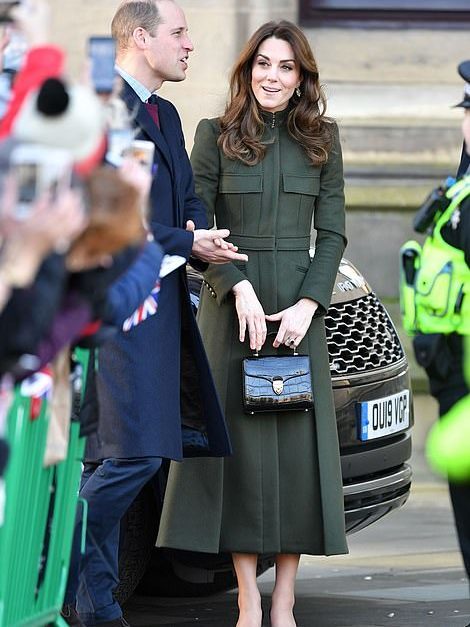 西班牙王后走霸气路线?格纹套装和驼色大衣叠穿太出彩,稳赢凯特