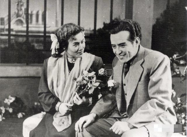 真实的李默然,穷孩子小学没毕业却娶才女为妻,走红很意外,85岁去世