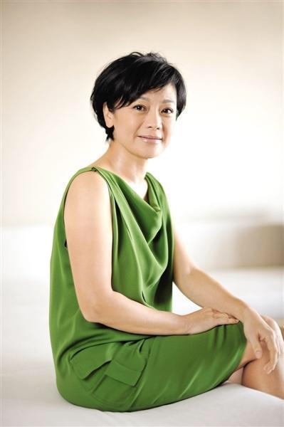 66岁张艾嘉气质开挂短发造型搭配雾霾衣服套装干净利落