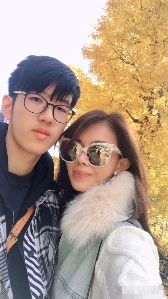 林美贞透露,虽然与孙兴的婚姻仍有法律效力,但两人也正式分开了,恢复