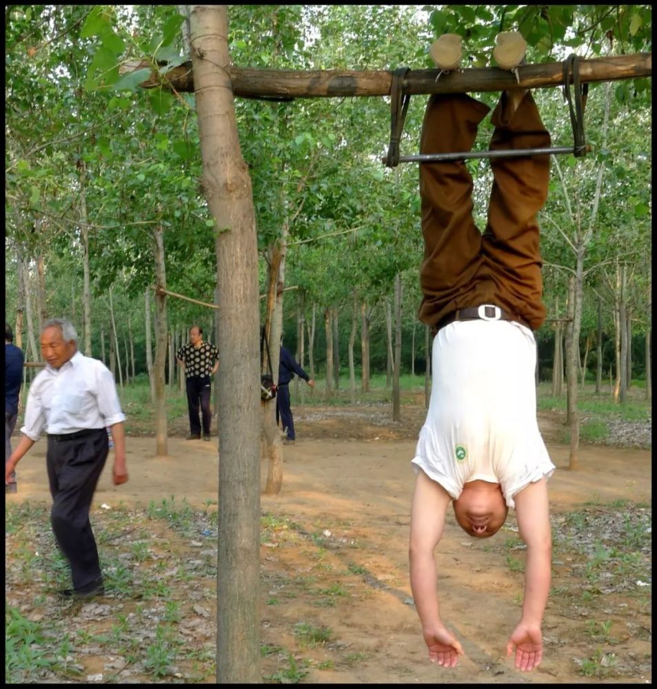 在单杠上倒挂,可是个高难动作,一般人可不行.