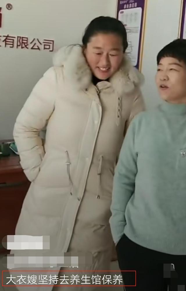 朱之文|大衣哥妻子越来越时尚，墨镜戴在头顶上，走路“带风”宛如女星