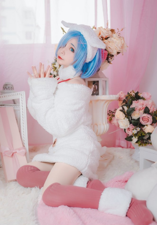 小姐姐cos雷姆,14岁就穿光腿神器还套豆沙袜,腿长150