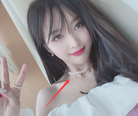 吴宣仪晒自拍秀珍珠项链,镜头特写到锁骨时,我p都不敢这么p_腾讯新闻