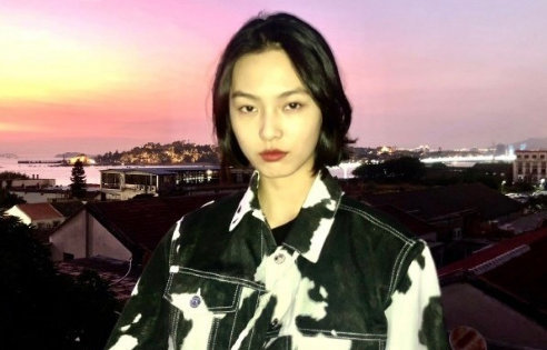 宋威龙赵佳丽疑有恋情?20岁鲜肉和19岁超模街上挽手,车内疑似热吻