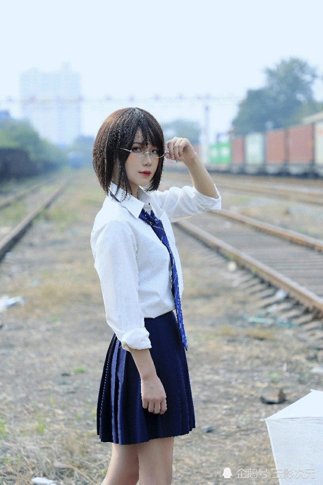 jk制服短发女生:来压火车轨道了,我喜欢我这个腮橙嘤嘤嘤!