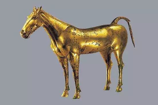 茂陵附近出土的鎏金马,系以西汉时大宛产的汗血马为模特精制而成.